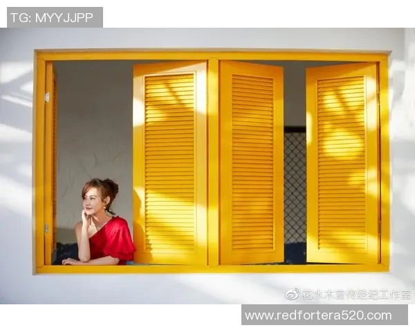 昆凌与足球明星亲密合影展现运动魅力与时尚风采的完美结合